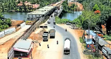 ദേശീയപാത നവീകരണത്തിന്റെ ഭാഗമായി നീലേശ്വരം മാർക്കറ്റ് ജങ്ഷനിൽ പുതിയപാലം പണി പൂർത്തിയാക്കാനും പഴയപാലം പൊളിച്ച് മാറ്റാനും ഗതാഗതം സുഖമമാക്കാൻ ജനകീയ സമരസമിതിയുടെ പന്തൽ പൊളിച്ച് മാറ്റാനും കലക്ടർ ശ്രീധന്യ സുരേഷ് ഉത്തരവിട്ടു. 