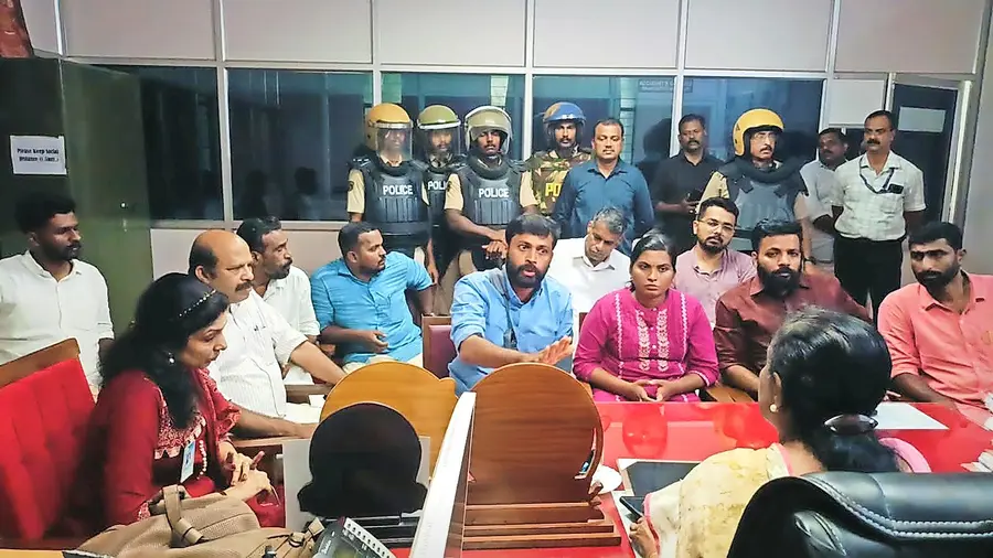 ഡിവൈഎഫ്ഐ സംസ്ഥാന സെക്രട്ടറി എം വിജിൻ എംഎൽഎ, സിപിഐ എം ജില്ലാ കമ്മിറ്റിയംഗം കെ പത്മനാഭൻ,
ഏരിയാ സെക്രട്ടറി എം ശ്രീധരൻ എന്നിവർ കണ്ണൂർ ഗവ. മെഡിക്കൽ കോളേജ് പ്രിൻസിപ്പലുമായി സംസാരിക്കുന്നു