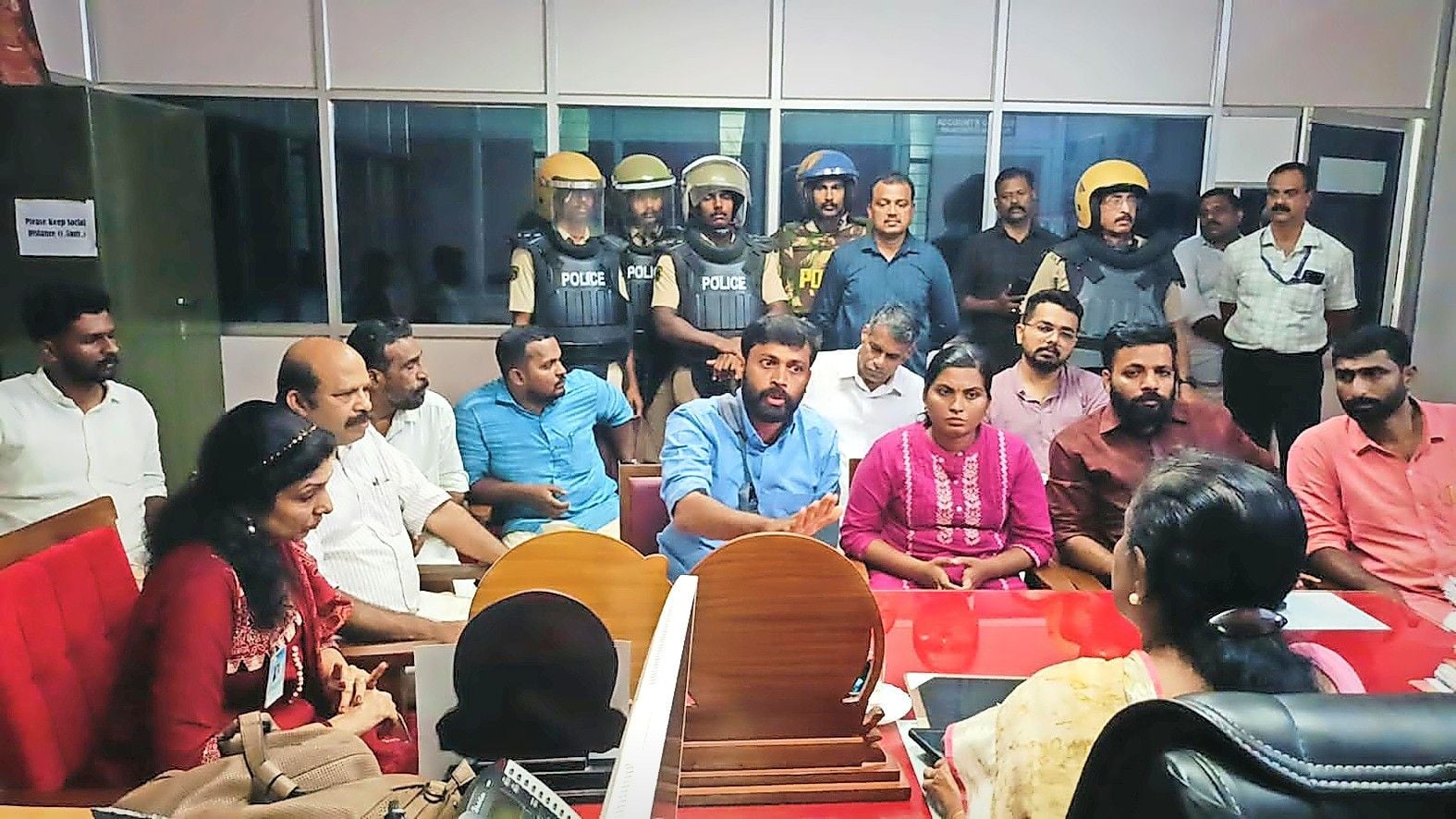 ഡിവൈഎഫ്‌ഐ സംസ്ഥാന സെക്രട്ടറി എം വിജിൻ എംഎൽഎ, സിപിഐ എം ജില്ലാ കമ്മിറ്റിയംഗം കെ പത്മനാഭൻ,  ഏരിയാ സെക്രട്ടറി എം ശ്രീധരൻ എന്നിവർ കണ്ണൂർ ഗവ. മെഡിക്കൽ കോളേജ്‌ പ്രിൻസിപ്പലുമായി സംസാരിക്കുന്നു