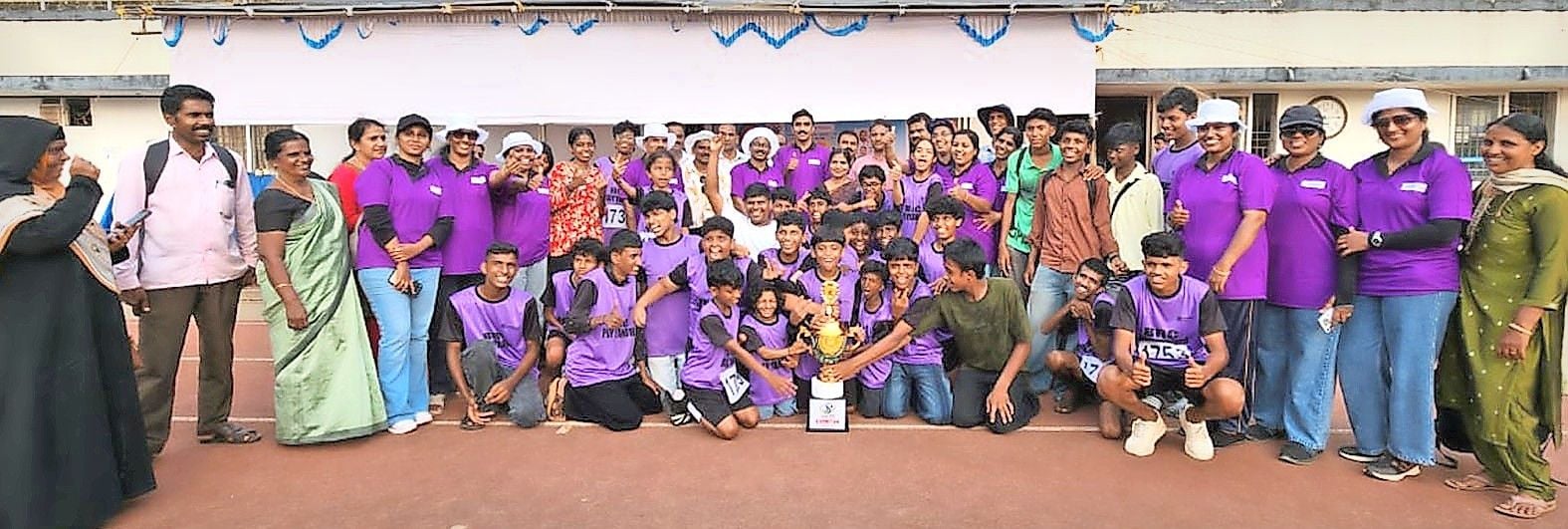 ജില്ലാ സ്കൂൾ കായികമേളയുടെ ഭാഗമായി നടന്ന ഇൻക്ലൂസീവ് സ്പോർട്സിൽ ചാമ്പ്യന്മാരായ പയ്യന്നൂർ ബിആർസി ടീം