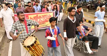 തൃശൂരിൽ സംസ്ഥാന സ്കൂൾ ഗെയിംസിനിടെ അക്വാറ്റിക് കോംപ്ലക്സിലെ ഗാലറിയുടെ മേൽക്കൂര തകർന്നുവീണ് കായികതാരങ്ങൾക്ക് പരിക്കേറ്റ സംഭവത്തിൽ പ്രതിഷേധിച്ച് പ്രതീകാത്മക സ്വീകരണം ഒരുക്കി ഡിവൈഎഫ്ഐ കണ്ണൂരിൽ നടത്തിയ പ്രകടനം