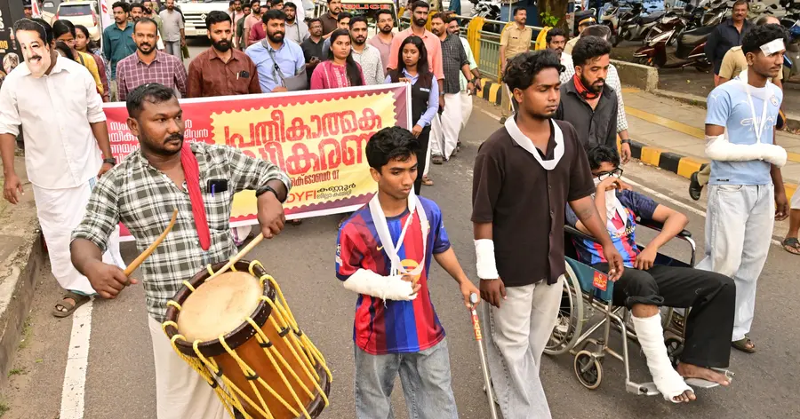 തൃശൂരിൽ സംസ്ഥാന സ്കൂൾ ഗെയിംസിനിടെ അക്വാറ്റിക് കോംപ്ലക്സിലെ ഗാലറിയുടെ മേൽക്കൂര തകർന്നുവീണ് കായികതാരങ്ങൾക്ക് പരിക്കേറ്റ സംഭവത്തിൽ പ്രതിഷേധിച്ച് പ്രതീകാത്മക സ്വീകരണം ഒരുക്കി ഡിവൈഎഫ്ഐ കണ്ണൂരിൽ നടത്തിയ പ്രകടനം