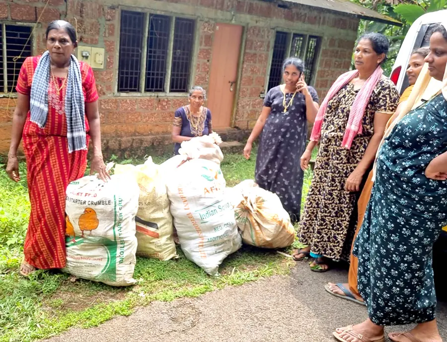 മഹിളാ അസോസിയേഷൻ അണ്ടോൾ യൂണിറ്റ് പ്രവർത്തകർ
ചിരട്ട ശേഖരിക്കുന്നു