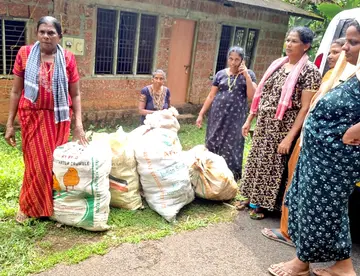 മഹിളാ അസോസിയേഷൻ അണ്ടോൾ യൂണിറ്റ്‌ പ്രവർത്തകർ  ചിരട്ട ശേഖരിക്കുന്നു
