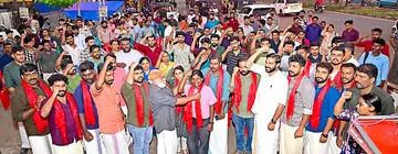 രാഷ്ട്രീയ പകപോക്കലിനും യുഡിഎഫ്–-ആർഎസ്എസ് ഡീലിനുമെതിരെ ഡിവൈഎഫ്ഐ ജില്ലാ കമ്മിറ്റി കാഞ്ഞങ്ങാട്ട്‌ സംഘടിപ്പിച്ച യുവജന പ്രതിഷേധത്തിൽ ജാമ്യത്തിൽ ഇറങ്ങിയ പ്രവർത്തകരെയും  ജോലി നഷ്ടപെട്ടവരെയും ഡൽഹിയിലെ സമരത്തിന് യാത്രതിരിക്കുന്നവരെയും സിപിഐ എം ജില്ലാ സെക്രട്ടറി എം രാജഗോപാലൻ ഷാളണിയിക്കുന്നു