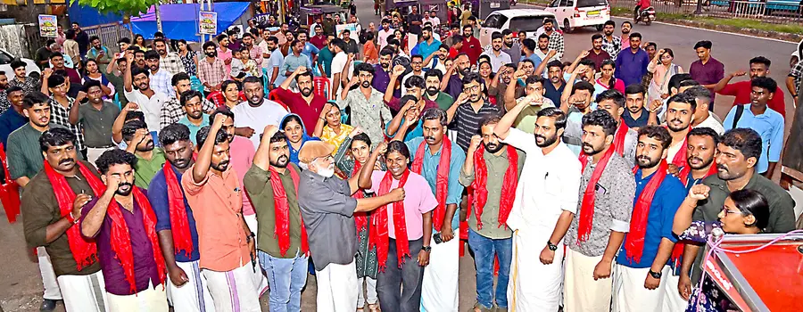 രാഷ്ട്രീയ പകപോക്കലിനും യുഡിഎഫ്–-ആർഎസ്എസ് ഡീലിനുമെതിരെ ഡിവൈഎഫ്ഐ ജില്ലാ കമ്മിറ്റി കാഞ്ഞങ്ങാട്ട് സംഘടിപ്പിച്ച യുവജന പ്രതിഷേധത്തിൽ ജാമ്യത്തിൽ ഇറങ്ങിയ പ്രവർത്തകരെയും
ജോലി നഷ്ടപെട്ടവരെയും ഡൽഹിയിലെ സമരത്തിന് യാത്രതിരിക്കുന്നവരെയും സിപിഐ എം ജില്ലാ സെക്രട്ടറി എം രാജഗോപാലൻ ഷാളണിയിക്കുന്നു