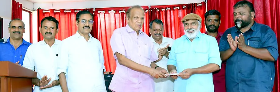 കേരള വാട്ടർ അതോറിറ്റി എംപ്ലോയീസ് യൂണിയൻ സംസ്ഥാന സമ്മേളനത്തിന്റെ ഭാഗമായി പ്രഖ്യാപിച്ച വീട് നിർമാണത്തിനായി ആദ്യ ഗഡു സിപിഐ എം
ജില്ലാ സെക്രട്ടറി എം രാജഗോപാലന് യൂണിയൻ സംസ്ഥാന പ്രസിഡന്റ് പി കരുണാകരൻ കൈമാറുന്നു