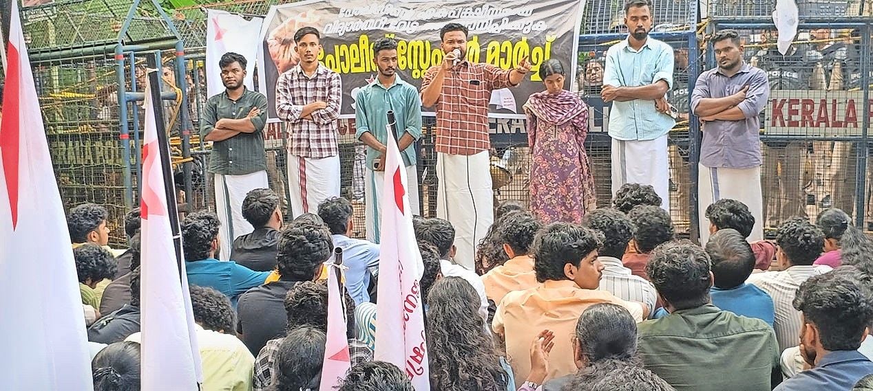 എസ്എഫ്ഐ ജില്ലാ കമ്മിറ്റി സംഘടിപ്പിച്ച പൊലീസ് സ്റ്റേഷൻ മാർച്ച് കേന്ദ്ര കമ്മിറ്റി അംഗം പി താജുദ്ദീൻ ഉദ്ഘാടനം ചെയ്യുന്നു