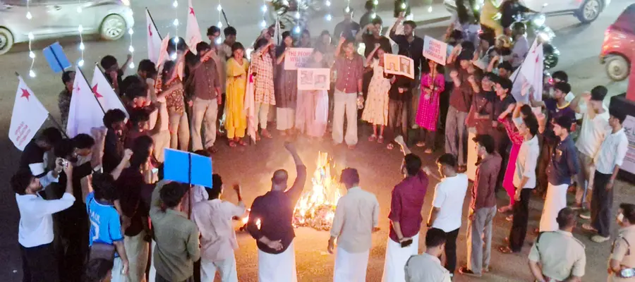 എസ്എഫ്ഐ അഖിലേന്ത്യ പ്രസിഡന്റ് ആദർശ് എം സജിയെ ക്രൂരമായി തല്ലിച്ചതച്ചതുൾപ്പെടെ ഡൽഹി സമരത്തിലെ പൊലീസ് അതിക്രമത്തിൽ പ്രതിഷേധിച്ച് എസ്എഫ്ഐ ജില്ലാ കമ്മിറ്റി കാഞ്ഞങ്ങാട് ഗ്യാനേഷ് കുമാർ, നരേന്ദ്ര മോദി, അമിത് ഷാ എന്നിവരുടെ കോലം കത്തിക്കുന്നു