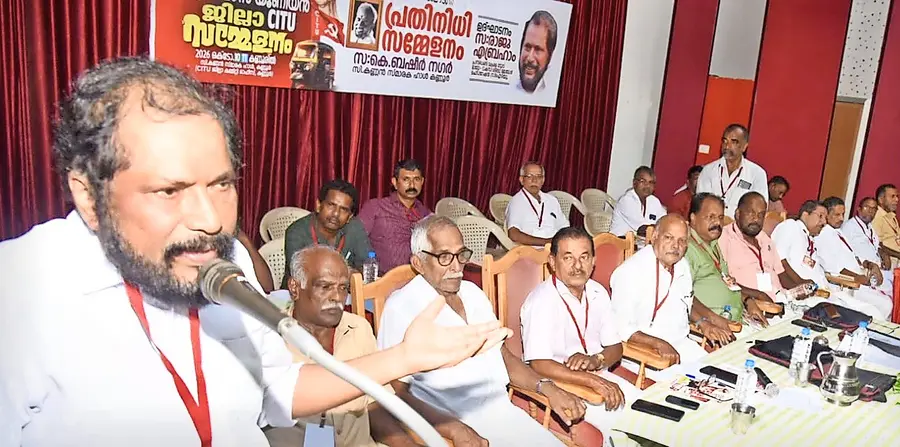 ജില്ലാ ഓട്ടോ ഡ്രൈവേഴ്സ് യൂണിയൻ (സിഐടിയു) പ്രഥമ ജില്ലാ സമ്മേളനം ഓട്ടോ ടാക്സി ലൈറ്റ് മോട്ടോർ ഫെഡറേഷൻ സംസ്ഥാന പ്രസിഡന്റ് രാജു എബ്രഹാം ഉദ്ഘാടനം ചെയ്യുന്നു