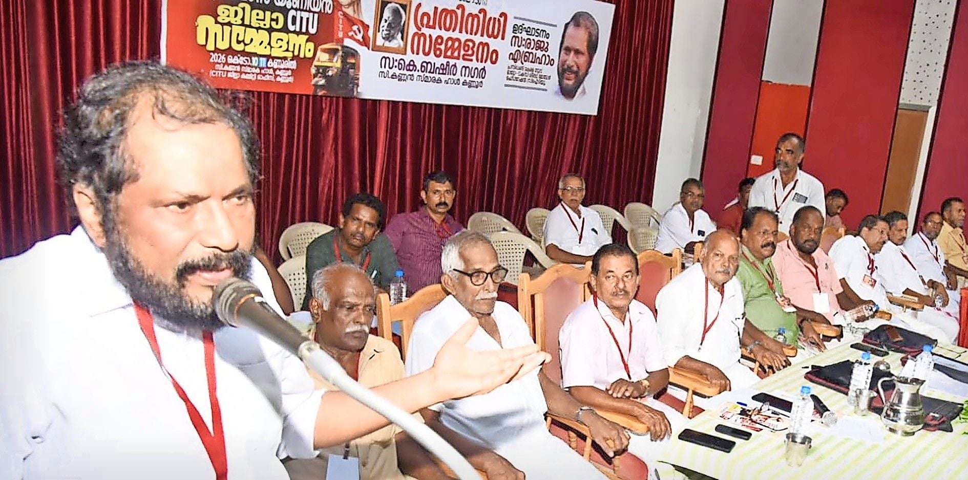 ജില്ലാ ഓട്ടോ ഡ്രൈവേഴ്സ് യൂണിയൻ (‍സിഐടിയു) പ്രഥമ ജില്ലാ സമ്മേളനം ഓട്ടോ ടാക്സി ലൈറ്റ് മോട്ടോർ ഫെഡറേഷൻ സംസ്ഥാന പ്രസിഡന്റ്‌ രാജു എബ്രഹാം ഉദ്ഘാടനം ചെയ്യുന്നു