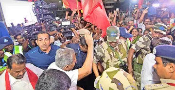 തിരുവനന്തപുരം അന്താരാഷ്ട്ര വിമാനത്താവളത്തിൽ എത്തിയ പ്രതിപക്ഷ നേതാവ് പിണറായി വിജയൻ സ്വീകരിക്കാനെത്തിയ പ്രവർത്തകരെ അഭിവാദ്യം ചെയ്യുന്നു