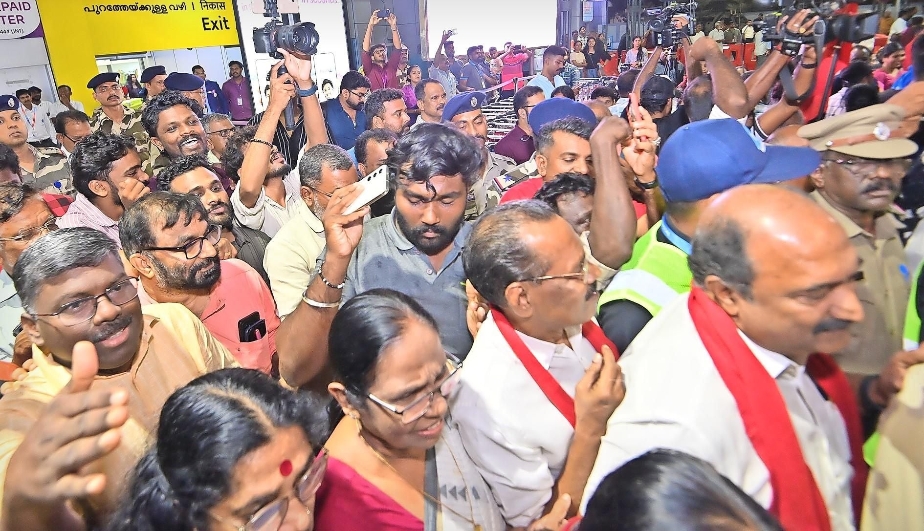 തിരുവനന്തപുരം അന്താരാഷ്ട്ര വിമാനത്താവളത്തിൽ എത്തിയ സിപിഐ എം നേതാക്കളായ കെ എൻ ബാലഗോപാൽ, ടി പി രാമകൃഷ്ണൻ, കെ കെ ശൈലജ, പുത്തലത്ത് ദിനേശൻ, പി കെ ബിജു, സി എസ് സുജാത എന്നിവർ പുറത്തേക്ക് വരുന്നു