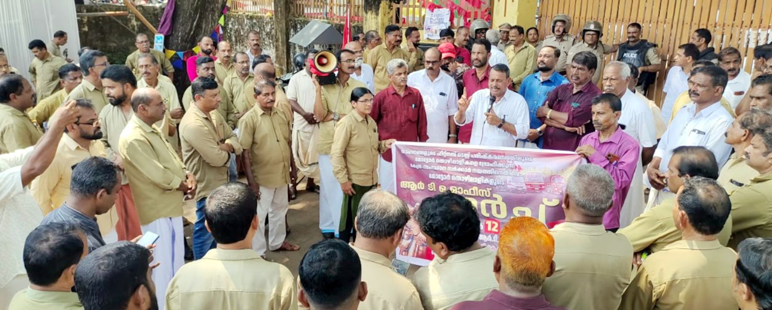 കോൺഫെഡറേഷൻ ഓഫ് ട്രാൻസ്പോർട്ട് വർക്കേഴ്സ് കേരള ജില്ലാ കമ്മിറ്റി കാഞ്ഞങ്ങാട്‌ ജോയിന്റ് ആർടിഒ ഓഫീസിലേക്ക് നടത്തിയ മാർച്ച് കോൺഫെഡറേഷൻ സംസ്ഥാന ജനറൽ സെക്രട്ടറി ടി കെ രാജൻ ഉദ്ഘാടനം ചെയ്യുന്നു