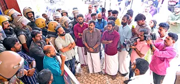 ആരോഗ്യ മേഖലയിലെ അനാസ്ഥക്കെതിരെ ഡിവൈഎഫ്ഐ ജില്ലാ ആശുപത്രിയിലേക്ക് നടത്തിയ മാർച്ച് സിപിഐ എം ജില്ലാ സെക്രട്ടറിയറ്റ് അംഗം
വി വി രമേശൻ ഉദ്ഘാടനംചെയ്യുന്നു