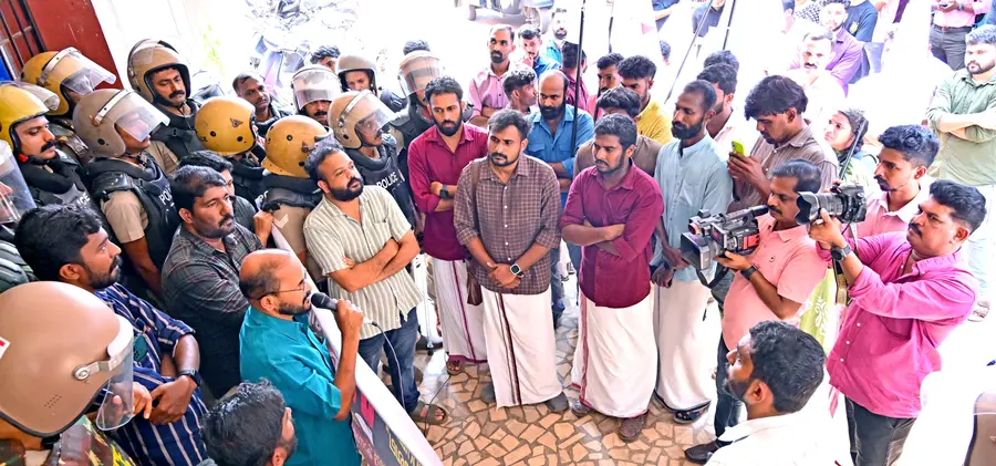 ആരോഗ്യ മേഖലയിലെ അനാസ്ഥക്കെതിരെ ഡിവൈഎഫ്ഐ ജില്ലാ ആശുപത്രിയിലേക്ക് നടത്തിയ മാർച്ച് സിപിഐ എം ജില്ലാ സെക്രട്ടറിയറ്റ് അംഗം
വി വി രമേശൻ ഉദ്ഘാടനംചെയ്യുന്നു