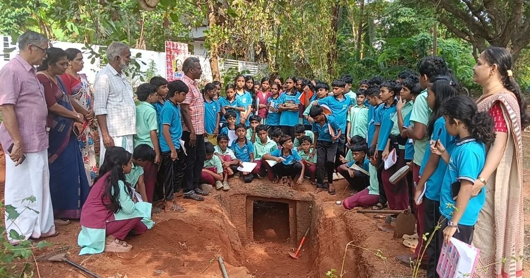 പിലിക്കോട് ഗവ. യുപി സ്കൂൾ കുട്ടികൾ വറക്കോട്ട് വയലിലെ  ചെങ്കൽ അറകൾ സന്ദർശിച്ചപ്പോൾ