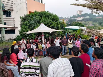 പ്രതികാര നടപടിക്ക് വിധേയരായ അഞ്ചു വിദ്യാർഥികൾക്ക് ഐക്യദാർഢ്യംപ്രഖ്യാപിച്ച് കേരള കേന്ദ്ര സർവകലാശാലയിൽ എസ്എഫ്ഐ നേതൃത്വത്തിൽ വിദ്യാർഥികൾ കൊട്ടിപ്പാട്ട് സമരം നടത്തുന്നു