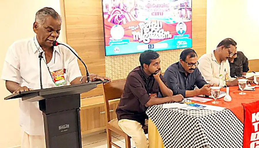 കെടിഡിസി എംപ്ലോയീസ് അസോസിയേഷൻ ജില്ലാ സമ്മേളനം സിഐടിയു സംസ്ഥാന കമ്മിറ്റി അംഗം അരക്കൻ ബാലൻ ഉദ്ഘാടനംചെയ്യുന്നു