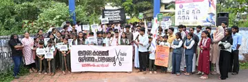 സംസ്ഥാനത്തെ സ്‌കൂൾ ഉച്ചഭക്ഷണ പദ്ധതിക്കുള്ള തുക വെട്ടിക്കുറക്കാനുള്ള നീക്കത്തിനെതിരെ ബാലസംഘം ക്യാന്പയിന്റെ ജില്ലാ തല ഉദ്‌ഘാടനം  മോറാഴ സി എച്ച്‌ കമ്മാരൻ മാസ്‌റ്റർ സ്‌മാരക യുപി സ്‌കൂളിൽ  സംസ്ഥാന സെക്രട്ടറി ഡി എസ് സന്ദീപ് നിർവഹിക്കുന്നു