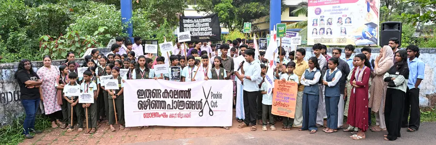 സംസ്ഥാനത്തെ സ്‌കൂൾ ഉച്ചഭക്ഷണ പദ്ധതിക്കുള്ള തുക വെട്ടിക്കുറക്കാനുള്ള നീക്കത്തിനെതിരെ ബാലസംഘം ക്യാന്പയിന്റെ ജില്ലാ തല ഉദ്‌ഘാടനം  മോറാഴ സി എച്ച്‌ കമ്മാരൻ മാസ്‌റ്റർ സ്‌മാരക യുപി സ്‌കൂളിൽ  സംസ്ഥാന സെക്രട്ടറി ഡി എസ് സന്ദീപ് നിർവഹിക്കുന്നു