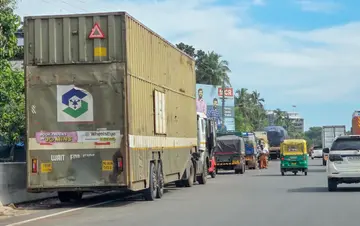 ഹൈവേയിലെ അനധികൃത പാർക്കിങ് ചാലക്ക് സമീപത്തെ ദൃശ്യം
