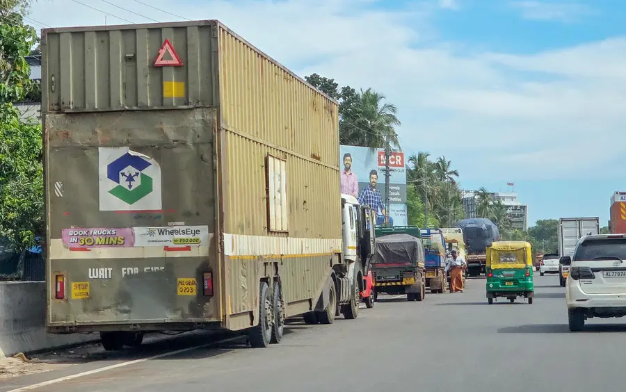 ഹൈവേയിലെ അനധികൃത പാർക്കിങ് ചാലക്ക് സമീപത്തെ ദൃശ്യം