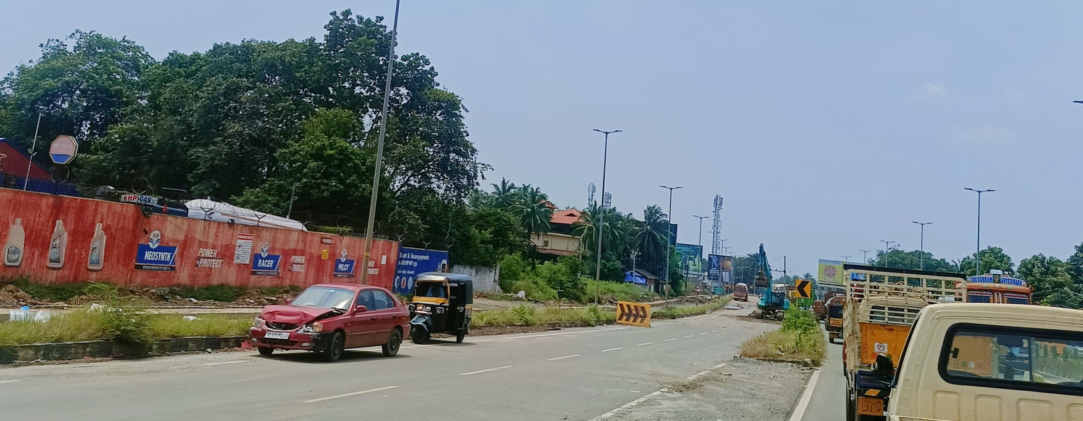 കഞ്ചിക്കോട് അസീസി സ്കൂളിന് സമീപം അപകടത്തിൽപ്പെട്ട കാർ