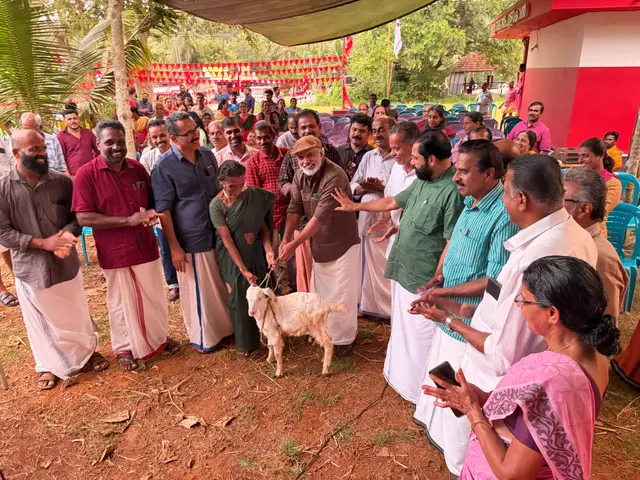 ബാലസംഘം സംസ്ഥാന സമ്മേളനത്തിന്റെ ചെലവിലേക്കായി മടിക്കൈ കുണ്ടേൻമൂലയിലെ പി കെ നാരായണി നൽകിയ ആടിനെ സംഘാടക സമിതി ചെയർമാൻ എം രാജഗോപാലൻ ഏറ്റുവാങ്ങുന്നു