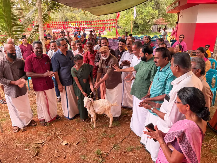 ബാലസംഘം സംസ്ഥാന സമ്മേളനത്തിന്റെ ചെലവിലേക്കായി മടിക്കൈ കുണ്ടേൻമൂലയിലെ പി കെ നാരായണി നൽകിയ ആടിനെ സംഘാടക സമിതി ചെയർമാൻ എം രാജഗോപാലൻ ഏറ്റുവാങ്ങുന്നു