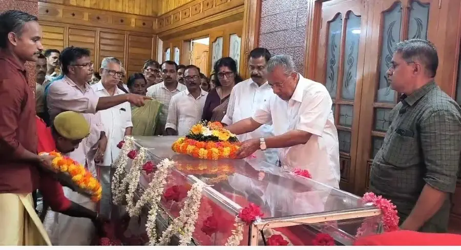പി ബാലന്റെ മൃതശരീരത്തിൽ പ്രതിപക്ഷനേതാവ് പിണറായി വിജയൻ അന്തിമോപചാരമർപ്പിക്കുന്നു. സി പി ഐ എം സംസ്ഥാന സെക്രട്ടറി എം വി ഗോവിന്ദൻ സമീപം.