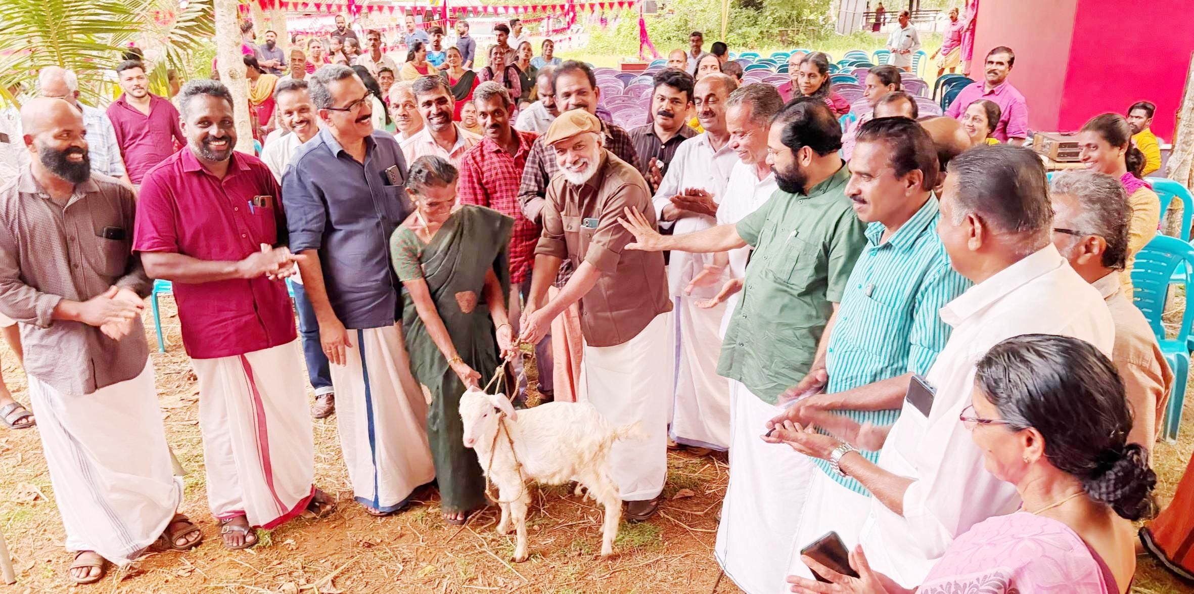 ബാലസംഘം സംസ്ഥാന സമ്മേളനത്തിന്റെ ചെലവിലേക്കായി മടിക്കൈ കുണ്ടേൻമൂലയിലെ പി കെ നാരായണി നൽകിയ ആടിനെ സംഘാടക സമിതി ചെയർമാൻ എം രാജഗോപാലൻ ഏറ്റുവാങ്ങുന്നു