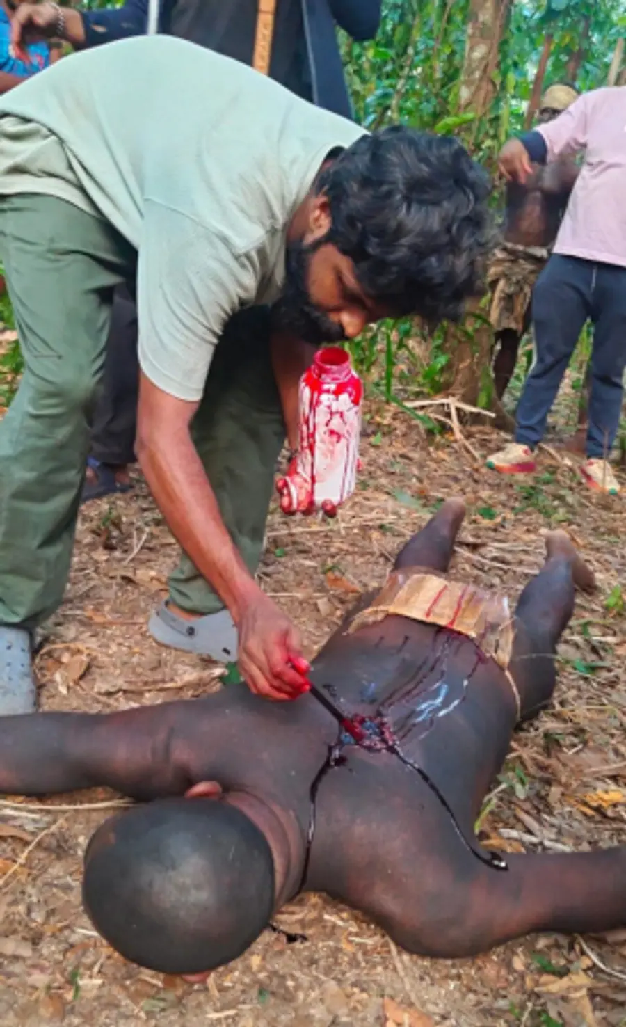 ഓസ്ട്രേലിയയിൽ പുരോഗമിക്കുന്ന ഇംഗ്ലീഷ് സിനിമാ സെറ്റിൽ മെയ്ക്കപ്പ് ചെയ്യുന്ന രജീഷ് ആർ പൊതാവൂർ