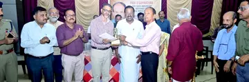പ്രൊഫ. വി ഗോപിനാഥൻ സ്മാരക പുരസ്കാരം ഡോ. തമ്പാൻ മേലത്തിന് ജിഎസ്ഐ മുൻ ഡെപ്യൂട്ടി ഡയറക്ടർ ജനറൽ
പി വി സുകുമാരൻ സമ്മാനിക്കുന്നു