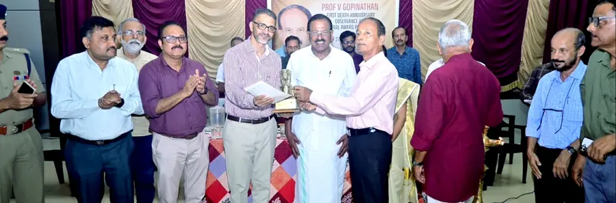 പ്രൊഫ. വി ഗോപിനാഥൻ സ്മാരക പുരസ്കാരം ഡോ. തമ്പാൻ മേലത്തിന് ജിഎസ്ഐ മുൻ ഡെപ്യൂട്ടി ഡയറക്ടർ ജനറൽ
പി വി സുകുമാരൻ സമ്മാനിക്കുന്നു