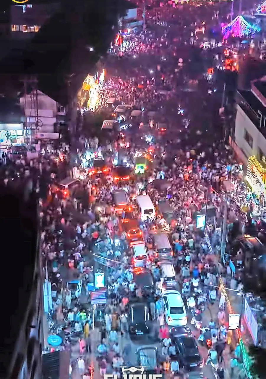 കണ്ണൂരിൽ നടന്ന ഡ്രോൺ ഷോ കാണാൻ എത്തിയ ജനക്കൂട്ടം നഗരമധ്യത്തിലെ റോഡിൽ കുടുങ്ങിയപ്പോൾ. ഇടയിൽപെട്ട വാഹനങ്ങളുടെ നീണ്ട നിരയും കാണാം. ബുധൻ രാത്രി 11ന് തുടങ്ങിയ ഇൗ കുരുക്ക് അവസാനിച്ചത്, വ്യാഴം പുലർച്ചെ ഒന്നിന്