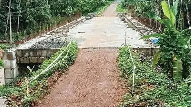 നിർമാണം നിലച്ച കാരാക്കോട് പാലം