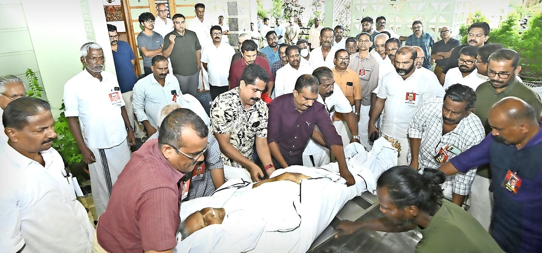 കെ പി സഹദേവന്റെ മൃതദേഹം വീട്ടിലെത്തിച്ചപ്പോൾ