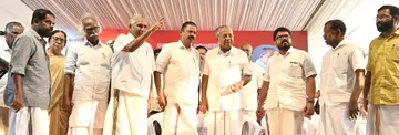 സി കണ്ണന്റെ പ്രതിമ അനാഛാദനംചെയ്‌ത ചടങ്ങിൽ എം വി ഗോവിന്ദൻ, പിണറായി വിജയൻ തുടങ്ങിയവർക്കൊപ്പം കെ പി സഹദേവൻ (ഫയൽചിത്രം)