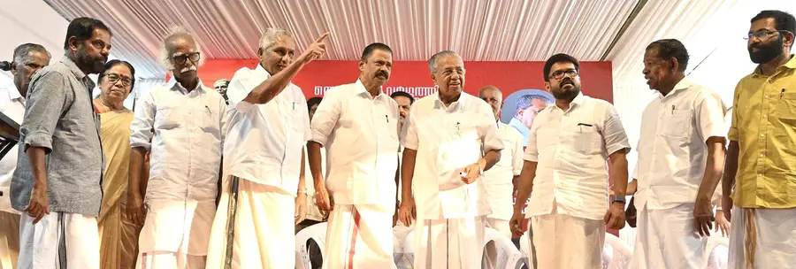 സി കണ്ണന്റെ പ്രതിമ അനാഛാദനംചെയ്ത ചടങ്ങിൽ എം വി ഗോവിന്ദൻ, പിണറായി വിജയൻ തുടങ്ങിയവർക്കൊപ്പം കെ പി സഹദേവൻ (ഫയൽചിത്രം)