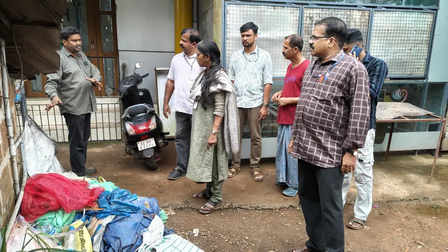 ഇരിട്ടി പാലത്തിന് സമീപത്തെ ടൂറിസ്റ്റ് ഹോമിൽ ആരോഗ്യവിഭാഗം പരിശോധന നടത്തുന്നു