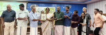 മികച്ച ബിഎംസിക്കുള്ള പുരസ്കാരം ഗോവിന്ദൻ പള്ളിക്കാപ്പിൽ എംഎൽഎയിൽനിന്ന് നീലേശ്വരം ബ്ലോക്ക് പഞ്ചായത്ത് പ്രസിഡന്റ് സി എം മീനാകുമാരി ഏറ്റുവാങ്ങുന്നു