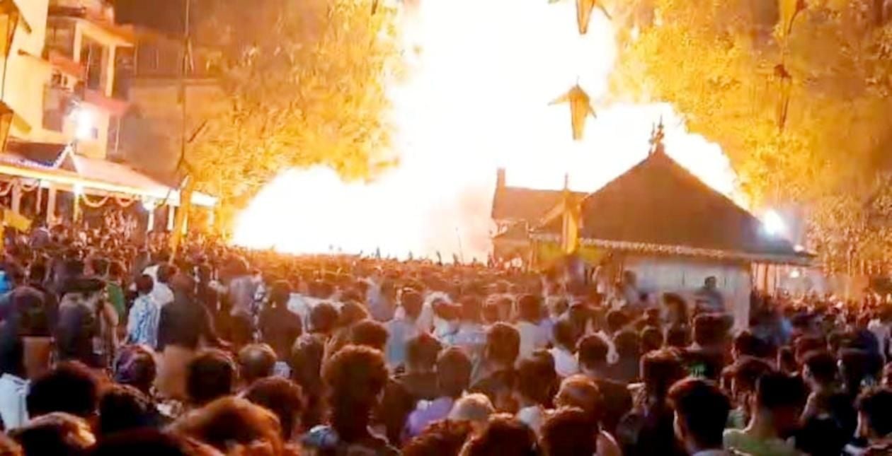നീലേശ്വരം തെരു അഞ്ഞൂറ്റമ്പലം വീരര്‍ കാവിലുണ്ടായ വെടിക്കെട്ടപകടം (ഫയൽ ചിത്രം)