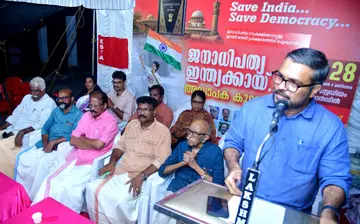 കെഎസ്ടിഎ ജില്ലാകമ്മിറ്റി സംഘടിപ്പിച്ച അധ്യാപക കൂട്ടായ്മ സിപിഐ എം സംസ്ഥാന സെക്രട്ടറിയറ്റ്‌ അംഗം  എം ബി രാജേഷ് ഉദ്ഘാടനം ചെയ്യുന്നു