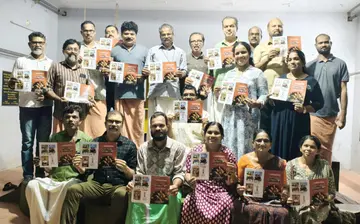 ബേവൂരി സൗഹൃദ വായനശാല ആൻഡ് ഗ്രന്ഥാലയം സംഘടിപ്പിക്കുന്ന  കെ ടി മുഹമ്മദ്‌ സ്മാരക സംസ്ഥാന പ്രൊഫഷണൽ നാടക മത്സരത്തിന്റെ ബ്രോഷർ  സംഘാടക സമിതി ചെയർമാൻ കെ വി കുഞ്ഞിരാമൻ പ്രകാശിപ്പിക്കുന്നു