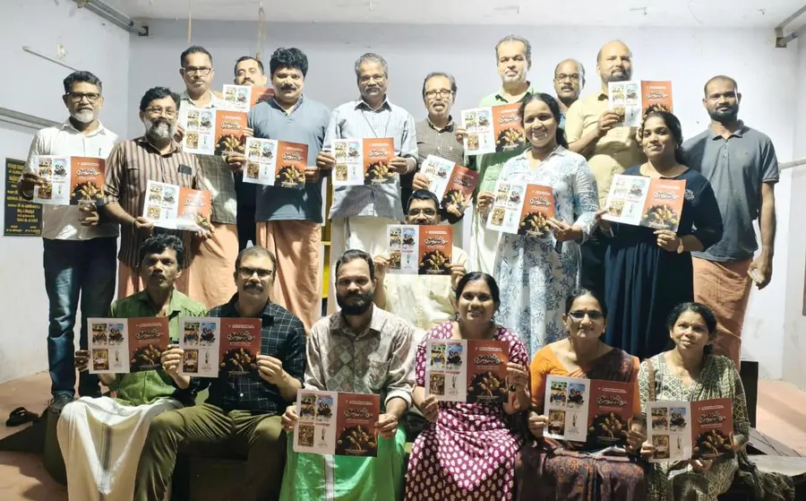 ബേവൂരി സൗഹൃദ വായനശാല ആൻഡ് ഗ്രന്ഥാലയം സംഘടിപ്പിക്കുന്ന കെ ടി മുഹമ്മദ് സ്മാരക സംസ്ഥാന പ്രൊഫഷണൽ നാടക മത്സരത്തിന്റെ ബ്രോഷർ സംഘാടക സമിതി ചെയർമാൻ കെ വി കുഞ്ഞിരാമൻ പ്രകാശിപ്പിക്കുന്നു