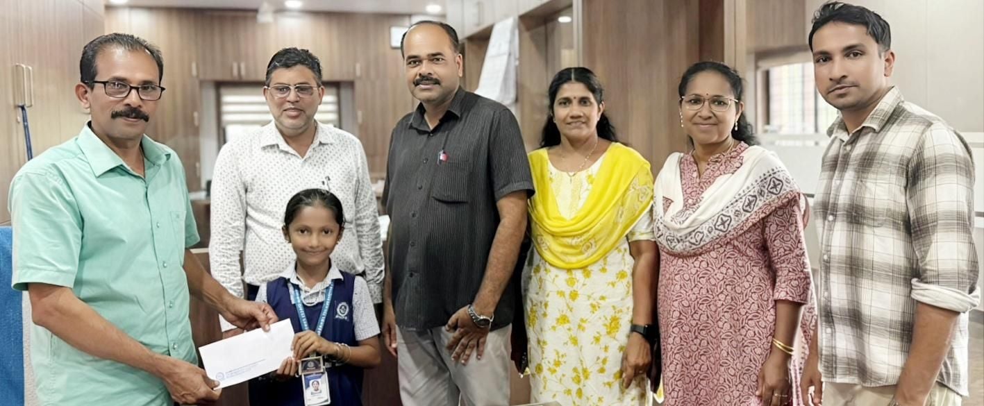 എസ്എംഎ ബാധിതരെ സഹായിക്കാനുള്ള തുക സഹ്റ ബത്തൂൽ സ്‌കൂൾ  പ്രധാനാധ്യാപകൻ പി കെ അനിൽകുമാറിന് കൈമാറുന്നു