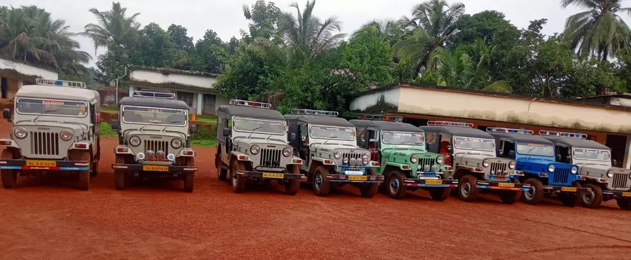 വിദ്യാവാഹിനി പദ്ധതിയുടെ ഭാഗമായുള്ള ജീപ്പുകൾ സർവീസ് നടത്താതെ പാണത്തൂർ വെൽഫെയർ ഗവ. സ്കൂൾ
മുറ്റത്ത് നിർത്തിയിട്ടിയിരിക്കുന്നു