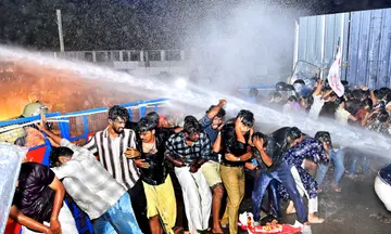 ന്യൂഡൽഹിയിൽ വിദ്യാർഥികൾക്കുനേരെ നടന്ന പൊലീസ് ലാത്തിച്ചാർജിൽ പ്രതിഷേധിച്ച് എസ്എഫ്ഐ തൃശൂർ റെയിൽവേ സ്റ്റേഷനിലേക്ക് നടത്തിയ മാർച്ചിനുനേരെ പൊലീസ് ജലപീരങ്കി പ്രയോഗിച്ചപ്പോൾ / ഫോട്ടോ: സുരേന്ദ്രൻ മടിക്കൈ