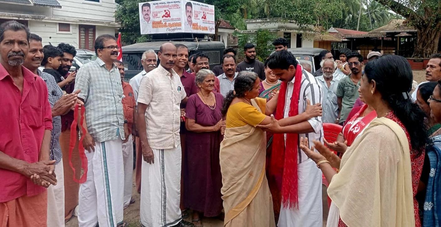 തൃപ്രയാർ ഡിവിഷൻ സ്ഥാനാർഥി അമൽ ടി പ്രേമന് വിജയാശംസകൾ നേരുന്ന അമ്മമാർ